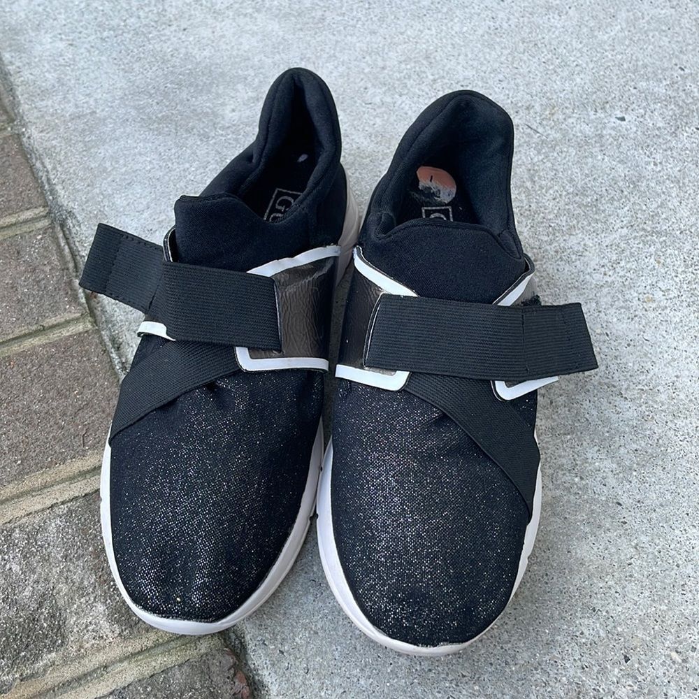 Guess Women’s Valleri Black Glitter Slip on Sneakers. Size 7